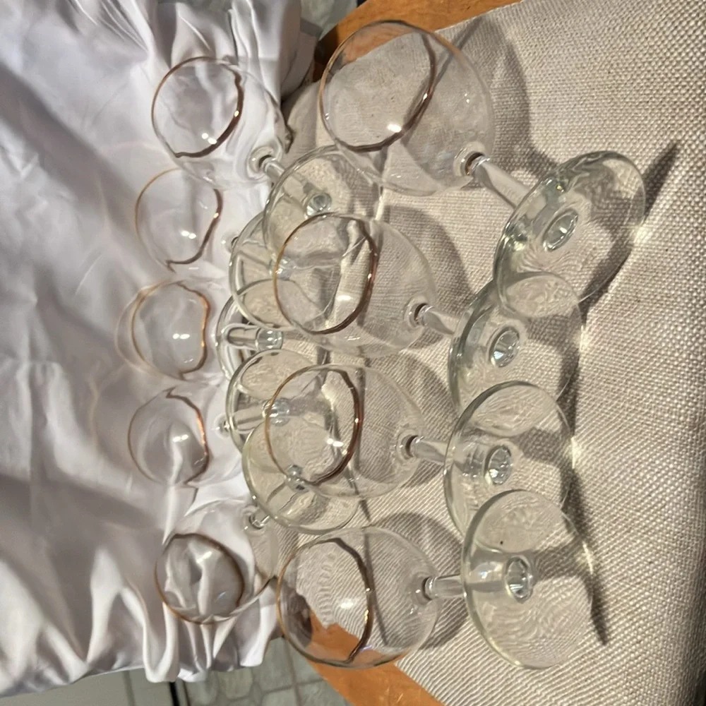 Like new.   Set of 9 simple wine glasses (from 1990s-2000s ). with gold edge - Picture 8 of 10